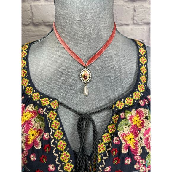 Handmade Victorian Style Rose and Pearl Drop Pendant Velvet Choker Necklace - Picture 1 of 6